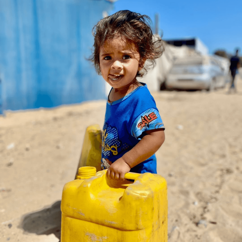 Familles recevant de l'eau à Al-Mawassi