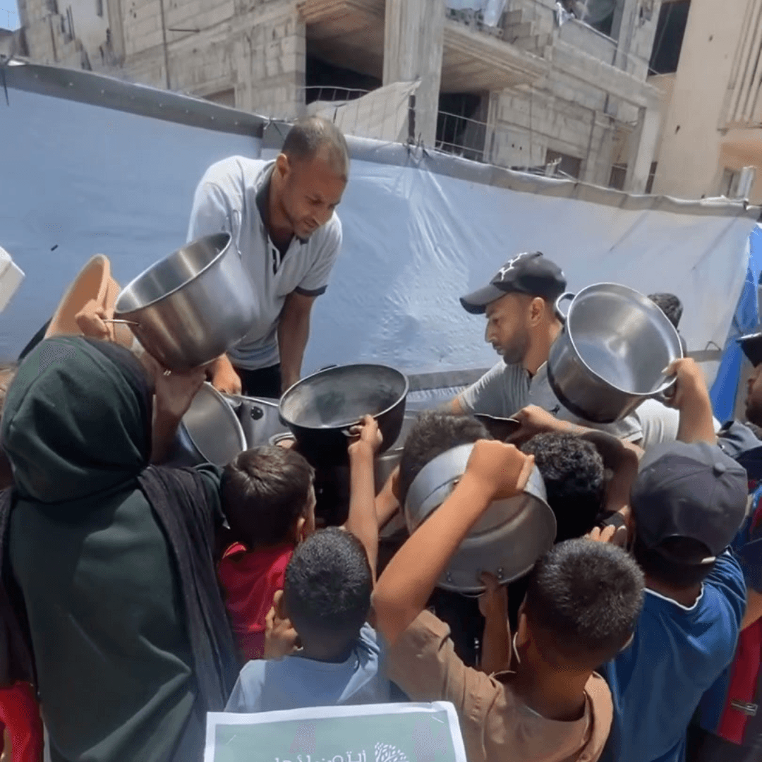 Distribution de repas aux familles